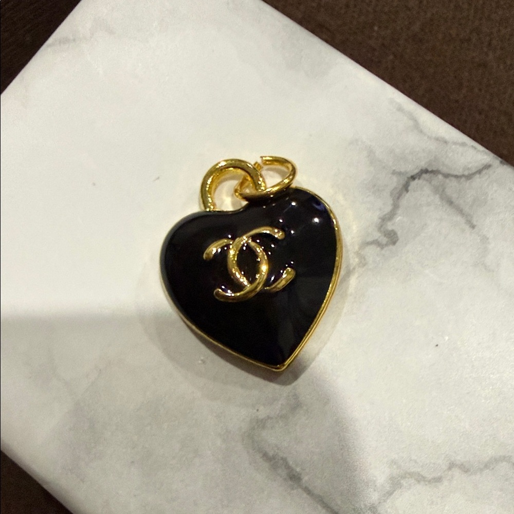 CHANEL Black and Gold Heart charms - Picture 3 of 7